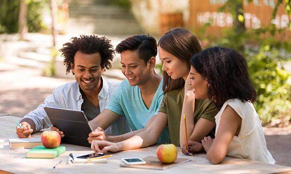 Sản Xuất - Bán Lẻ Thời Trang